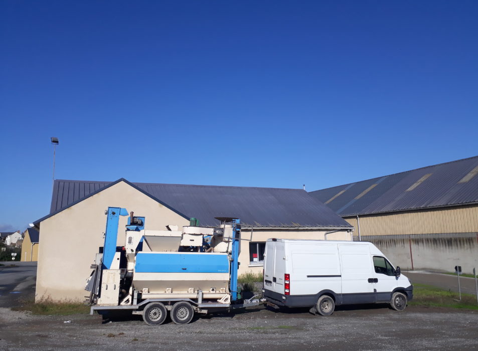 Les productions végétales : photo d'un camion avec une machine de triage à façon